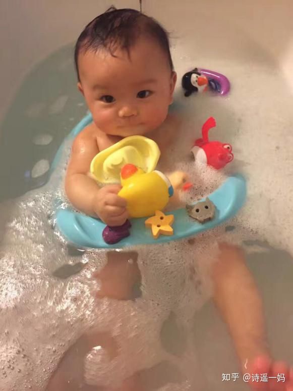 婴儿一洗澡洗屁屁就哭怎么回事,婴儿洗澡一脱衣服就哭