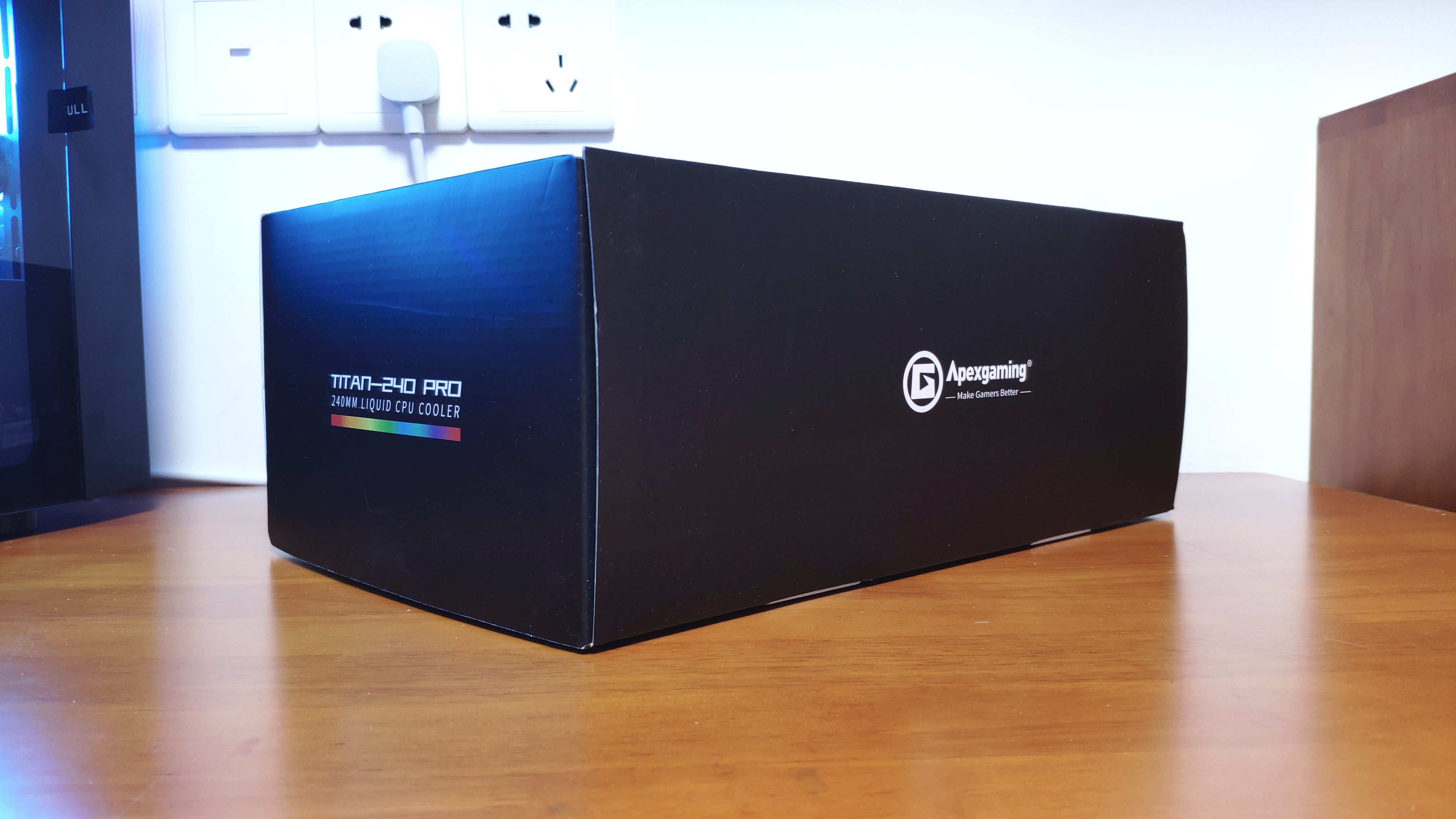 温度把握得住,PWM冷头带温显,艾湃电竞TITAN240PRO水冷装机