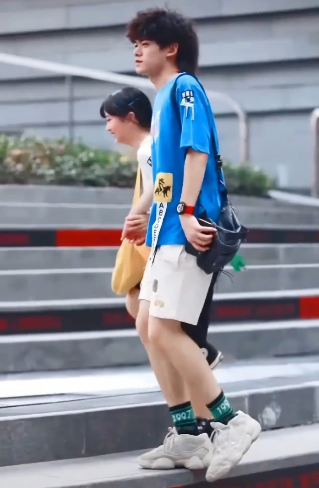 有一种配合叫“你的高帮，我的筒袜”，长度不够袜子来凑，腻甜