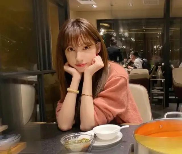 马凡舒首次主持天下足球,央视足球主持马凡舒