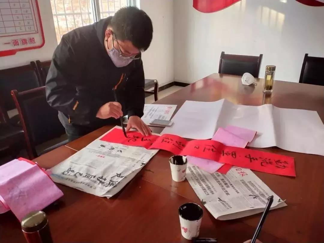 战疫一线党旗红临危受命的村书记,抗击疫情一线的解放军