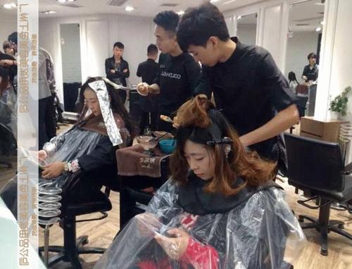 理发师解决秃顶问题,理发师治疗脱发