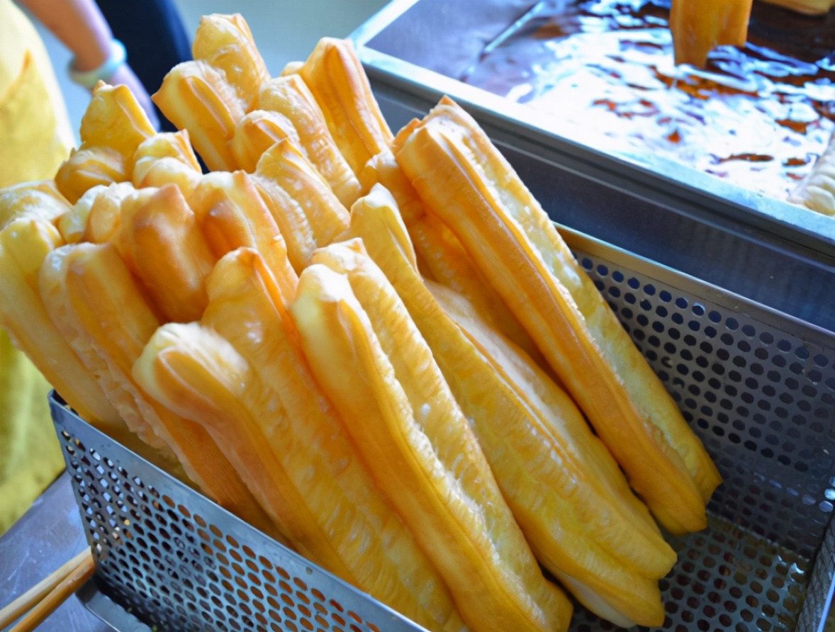 如何用泡打粉炸油条又脆又蓬松,炸油条的新方法不用酵母和泡打粉