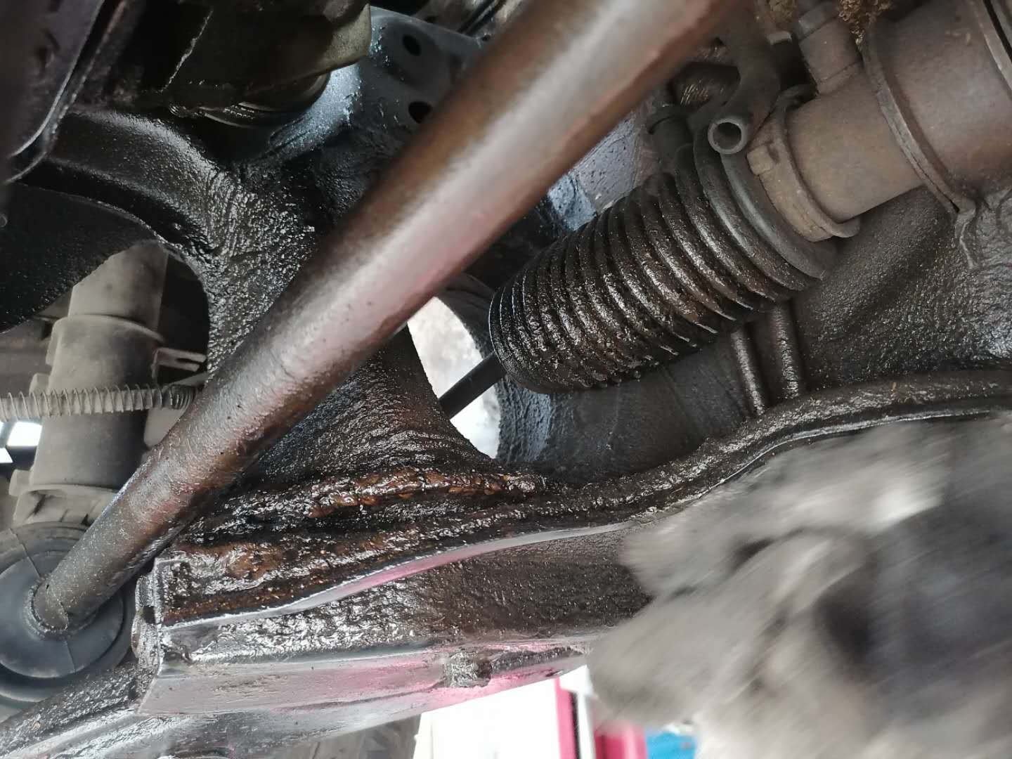 发动机漏油损伤皮带,发动机皮带断裂堵塞油底壳