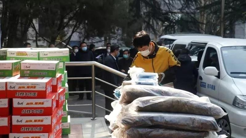 物资紧缺捐赠4万个口罩,第二批捐赠物资已送到防疫一线