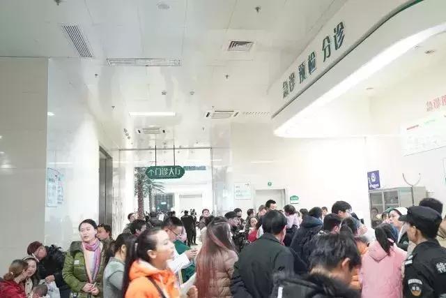 今天必须曝光他们！医院门口这些人谁认识？