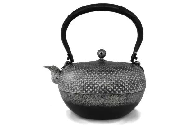 日本氮化铁锅怎么制作,日本铁锅纯手工打造