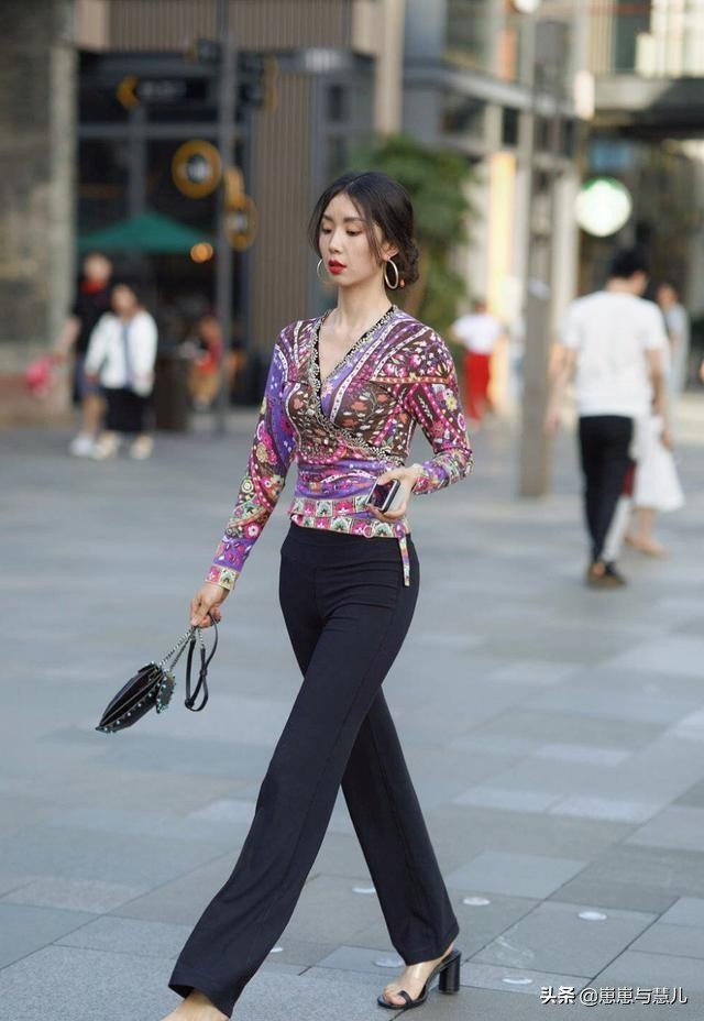 精致的瑜伽裤装扮彰显女神风范,时髦大方的瑜伽穿搭展现