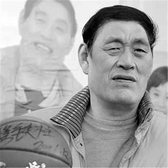 中国第一中锋穆铁柱,穆铁柱墓地