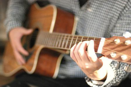 乐器学得好但唱歌不好,吉他算难学的乐器吗
