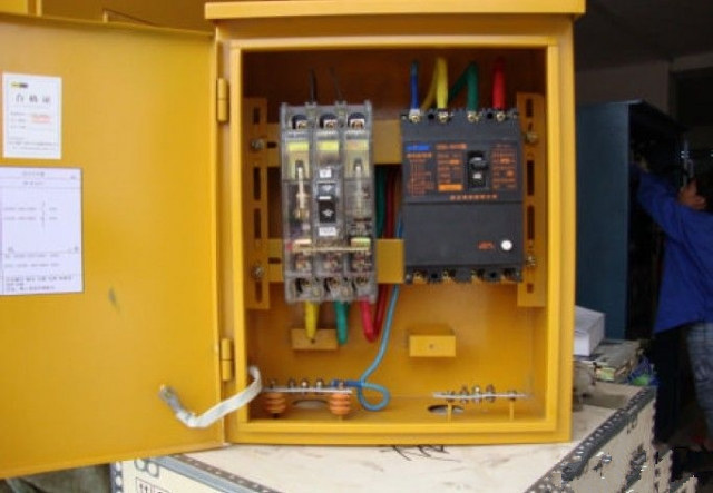 建筑施工现场一级配电箱的配置图,建筑工程临时用电总配电箱线路图