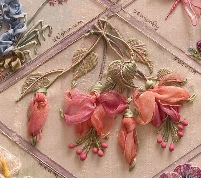 最新流行的十字手工刺绣,两条丝带绣的立体花瓣绣教程