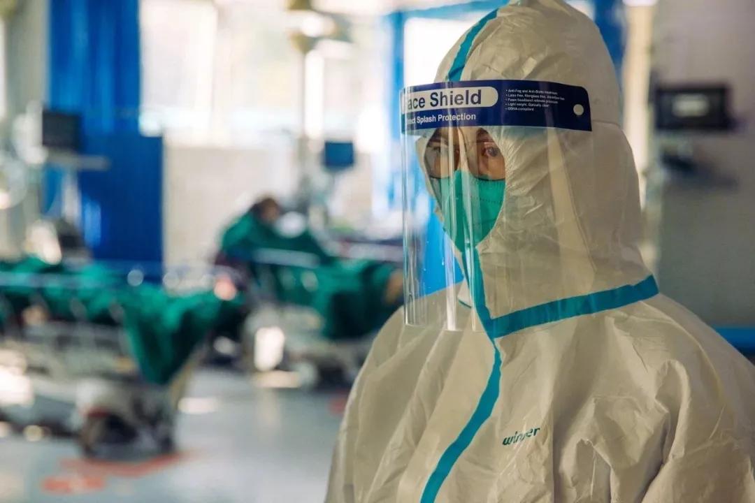 “买不到卫生巾，用保鲜膜捂住”：防护服下的女性秘密，让人泪目