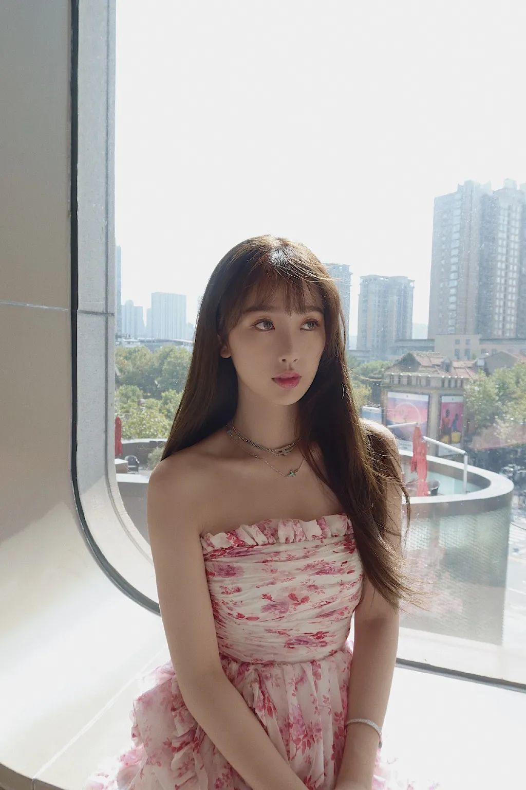 虞书欣说蝴蝶结是她的标志,虞书欣戴发箍