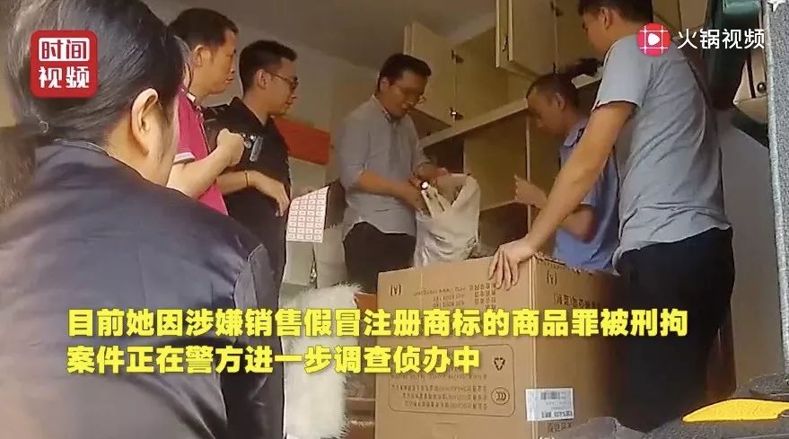 老太太拿3万块的名牌包装大葱！结果闺女被抓了