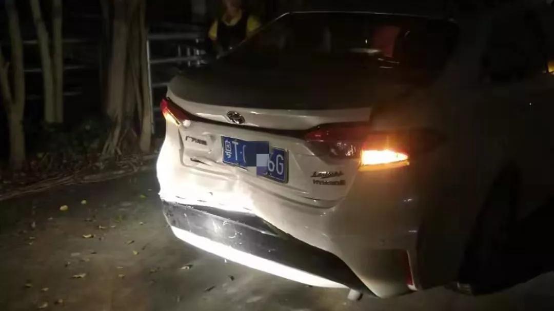 撞车也玩连连看？柠溪4车连撞3台竟都是丰田！竟只因手机响了一声！