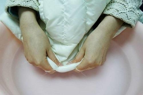 羽绒服清洗加什么会洗得干净,羽绒服的袖口和领口脏了怎么干洗