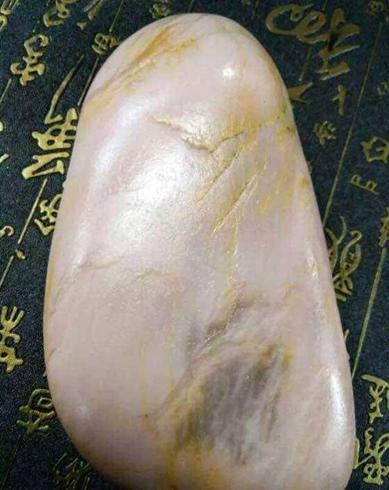 带直闪石的黑青玉籽料,直闪石籽料价格表