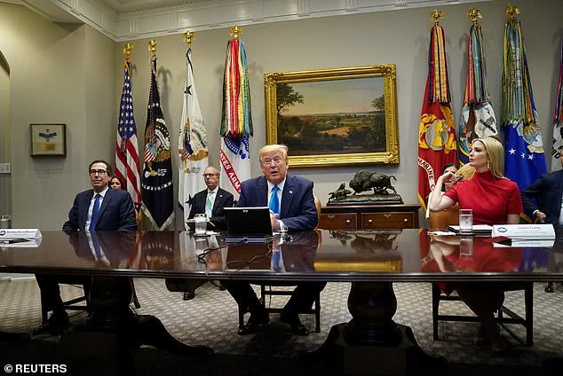 伊万卡穿粉红色衣服出席会议照片 (伊万卡重返白宫演讲)