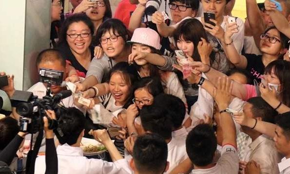 求婚迪丽热巴男子,神秘男子现场向迪丽热巴求婚