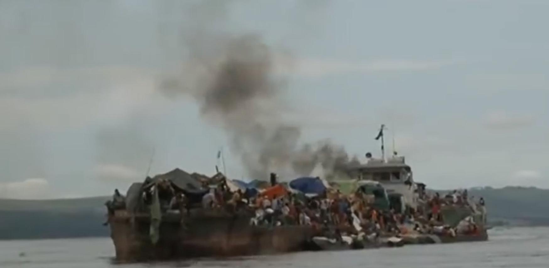 非洲货船严重超载，1700人挤在上面没有厕所，晚上开船用手电照明