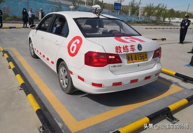 科二倒车入库怎样知道方向打早了,科二右倒车入库打早打晚怎样修正