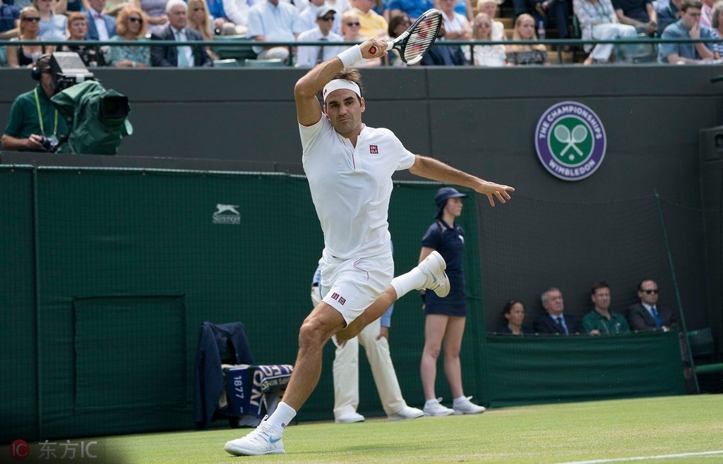 老球迷在球场,老球迷踢足球