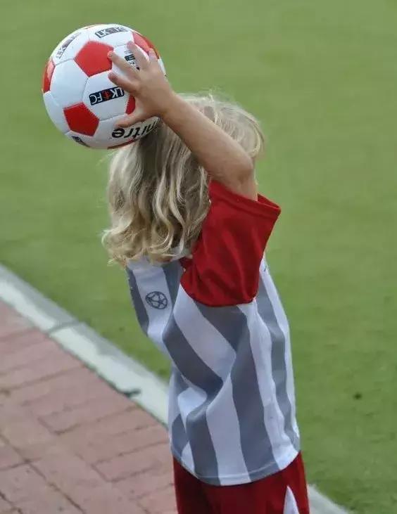 毕业最创意的毕业照多人,毕业照用什么造型好看