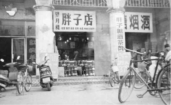 于东来欠债不敢出门的视频,商业鬼才于东来捐款5000万