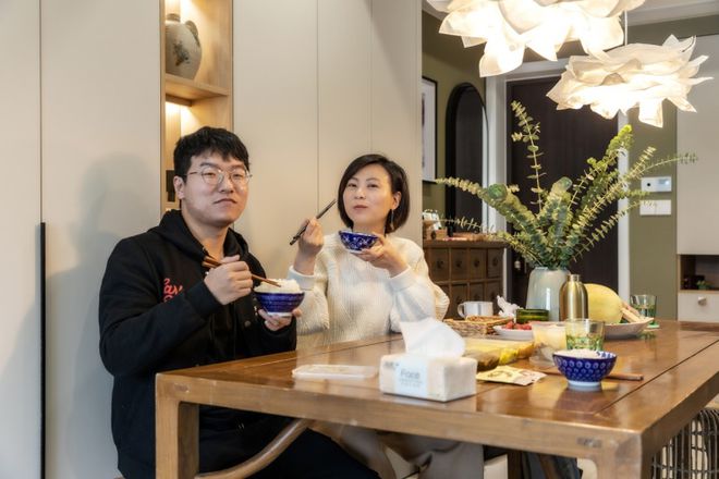 越来越多人舍弃客厅不买茶几,越来越多人舍弃电视墙