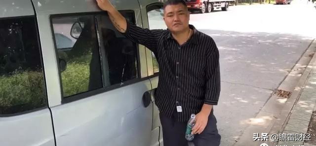 一个人一辆小厢货,一个人一辆摩托小生意