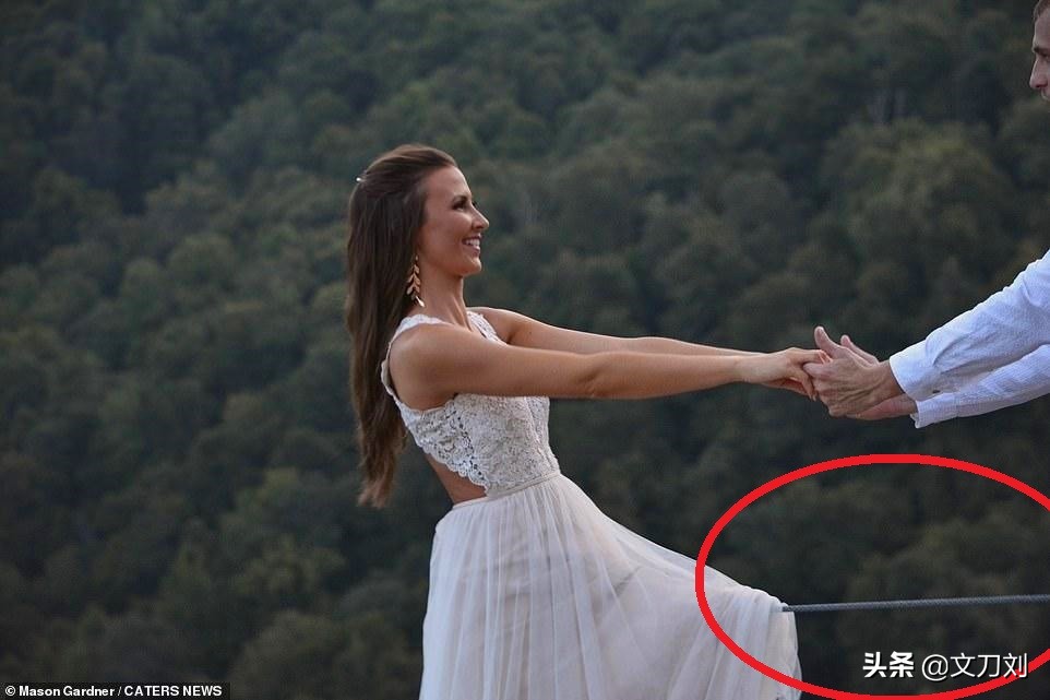 一对情侣悬崖边拍照坠落,外国情侣悬崖照