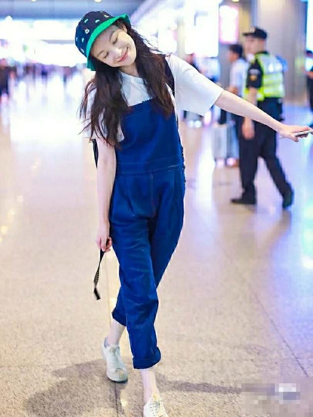 女士小白鞋的正确穿搭视频,小白鞋女如何搭配好看图