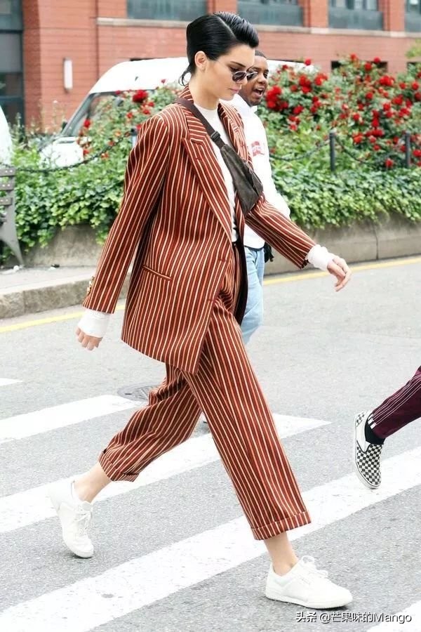 今年秋冬流行穿西装太时髦了,严肃刻板的西装如何穿才能更时髦