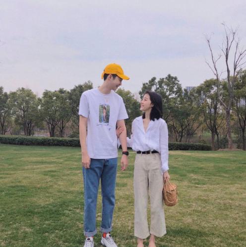 春天约会不穿裙装也美，六套情侣裤装时髦显活力，你的衣柜里也有