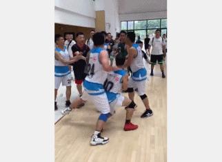 这么脏？扫堂腿+铁肘！曹芳队友与前*疆新**野球外援爆发冲突