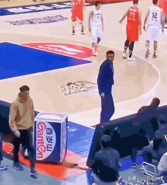 杜锋赛后敲打汤杰,杜锋让汤杰回更衣室