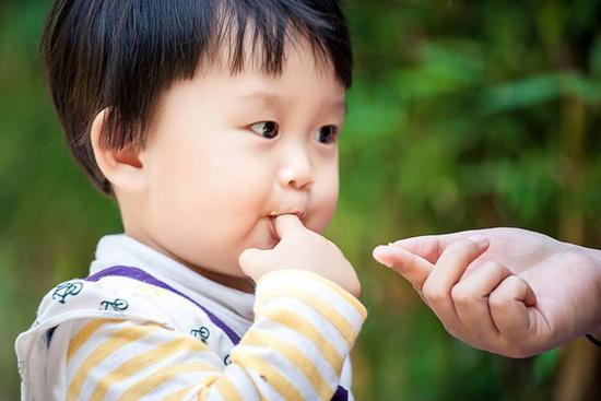 2岁小孩吃手要不要阻止,2岁孩子吃手要不要干预