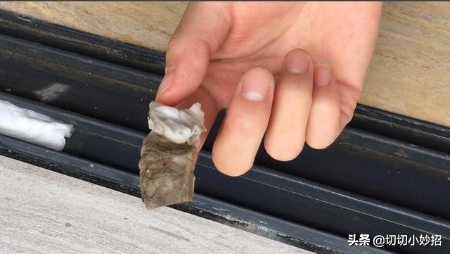 不论窗户缝隙多脏，只需一张纸巾，轻松解决，方法简单还彻底清洁