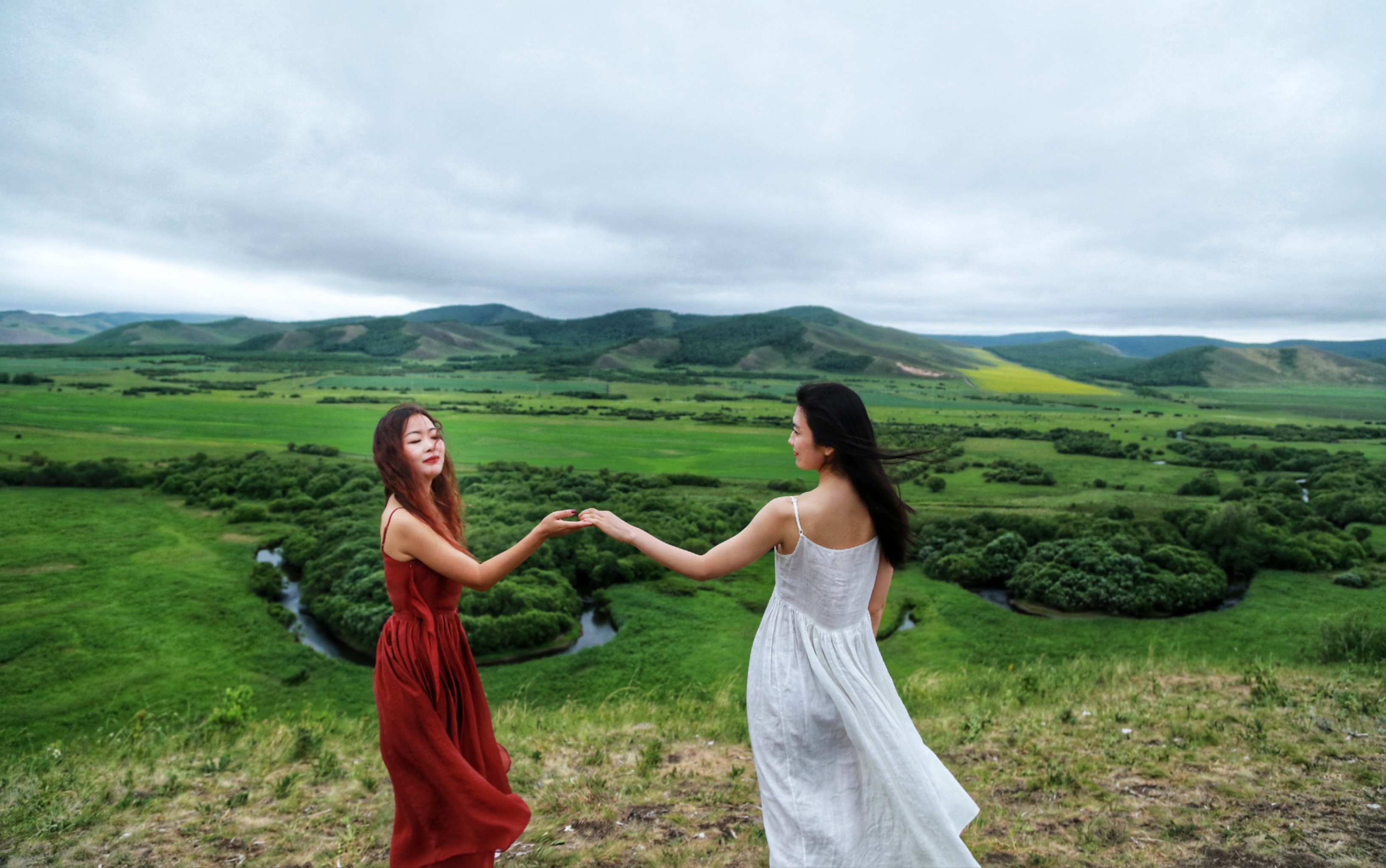 闺蜜旅游拍照片怎么摆动作,闺蜜旅游拍照姿势大全站姿