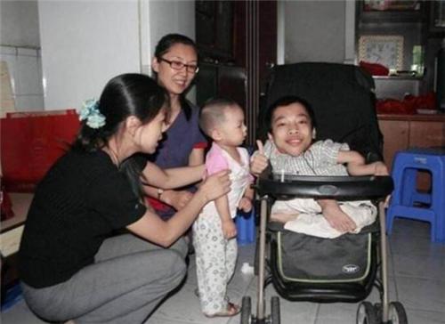 他身高不足1米，却身价上亿，娶1米7的秘书为妻，如今怎样