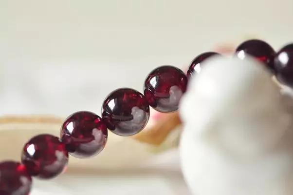石榴石手串带了十几年的假货危害,石榴石手串戴久了发黑是怎么回事
