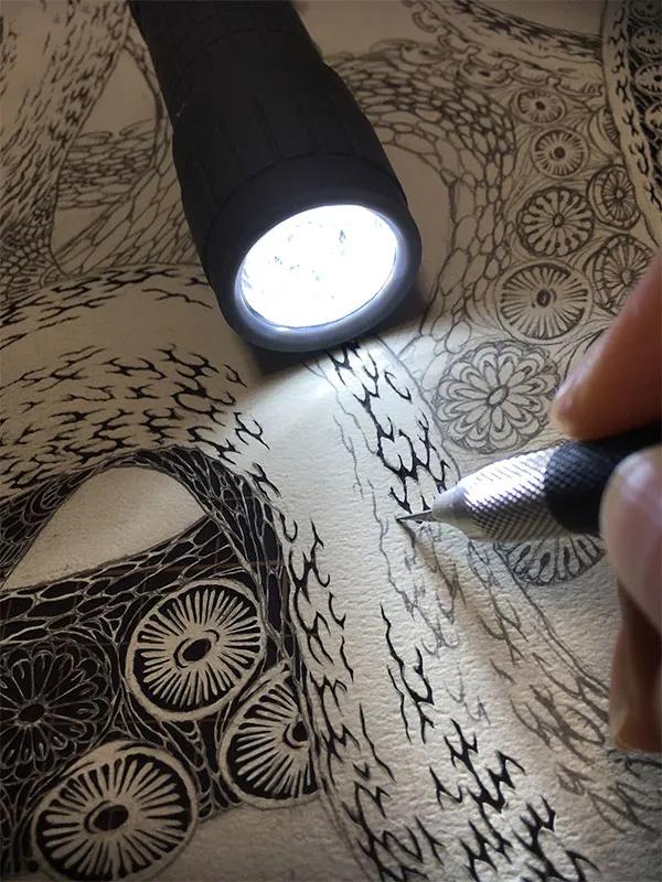 她被称为“刀王”，凭一把破刀，一张破纸，作品征服了全世界