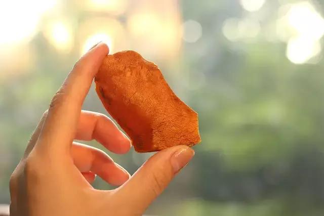 蜜蜡打灯后密密麻麻的小黑点,蜜蜡为什么有血丝纹