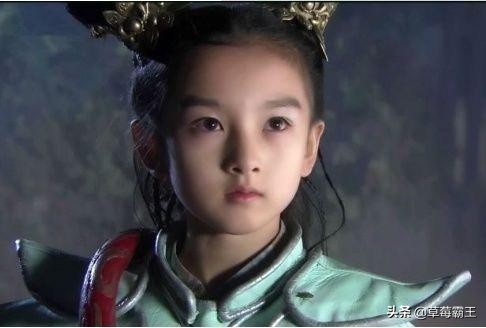 8位标准的都市美女，古装扮相略显违和，一换上现代装就艳丽逼人