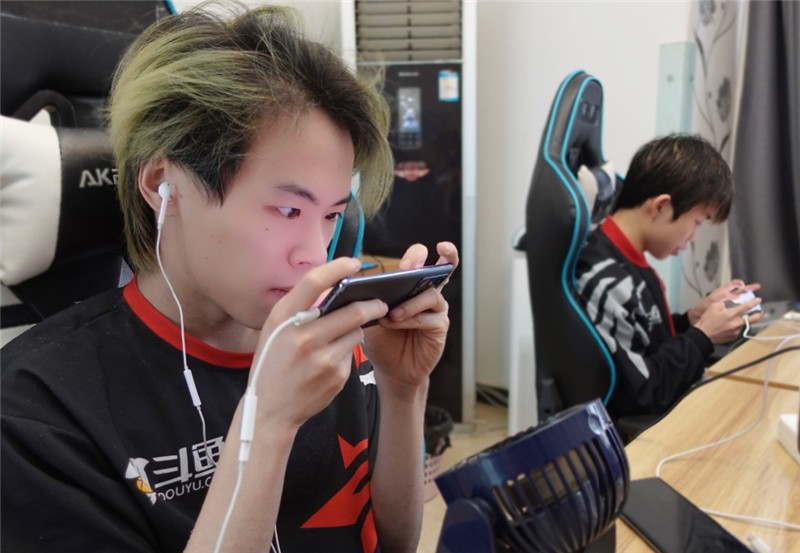 斗鱼PEL最后一周抢分大战，ST九九上演名场面！单人五杀仍难救主