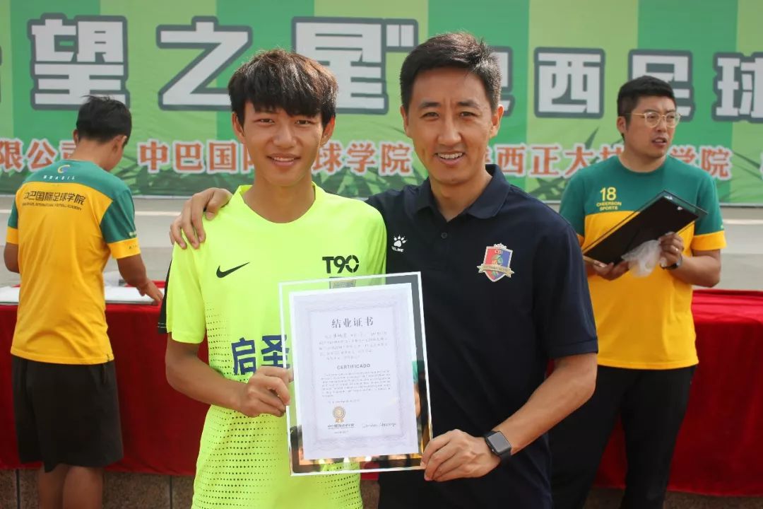 在巴西踢足球的中国小帅哥,巴西贫民窟足球少年