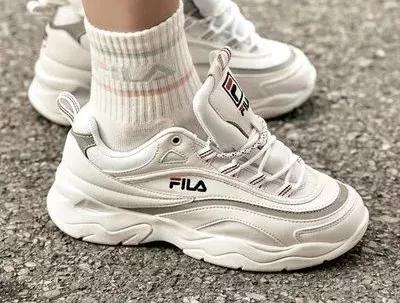 2020十大最火潮鞋百搭,2018最火的4双鞋穿上时髦一整年