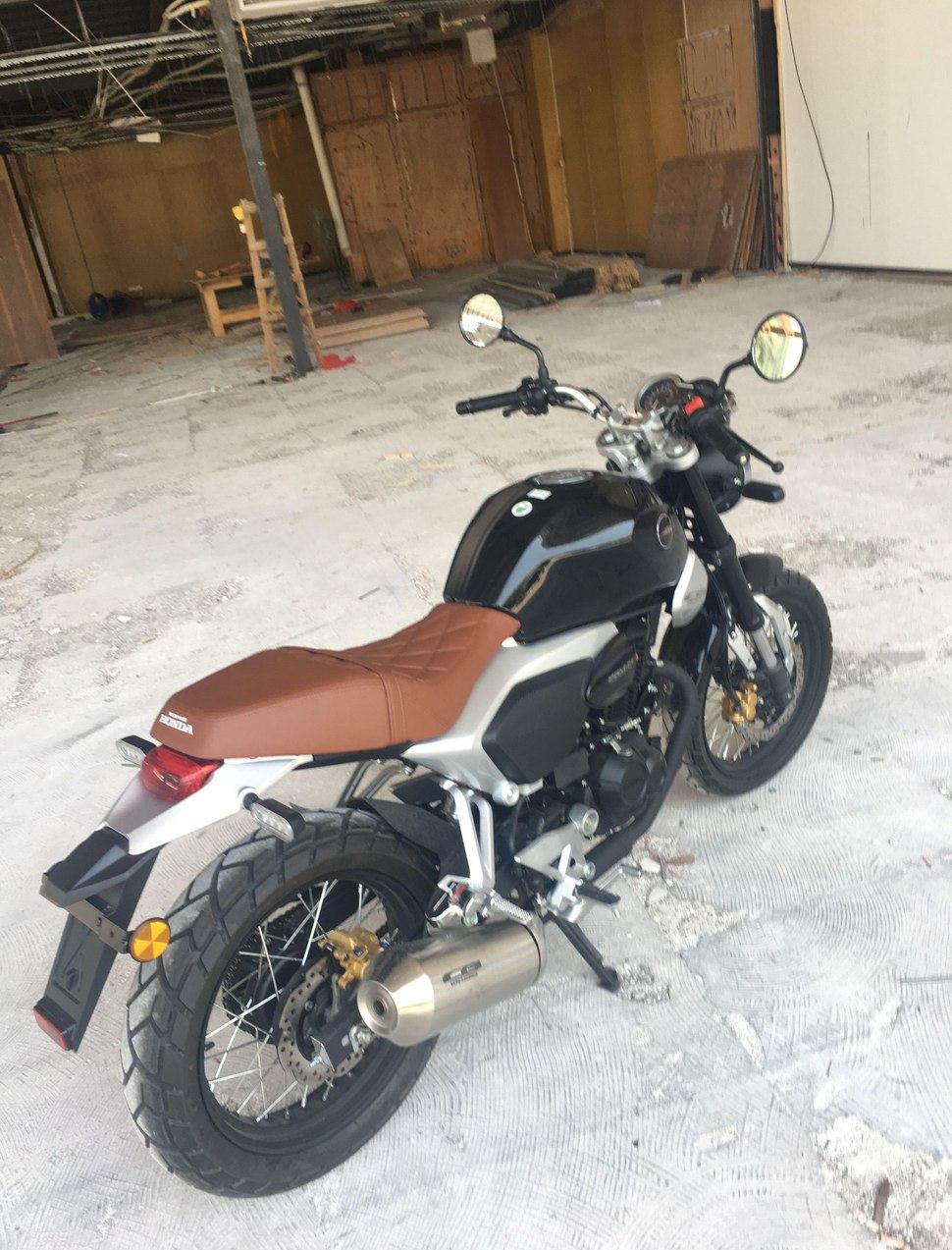 同事买了一辆日系车,同事买的摩托车