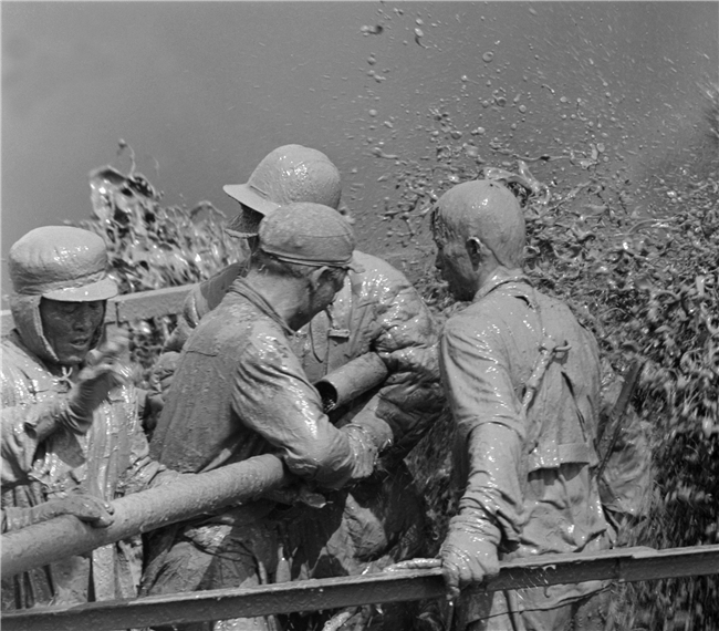 回顾党的百年艰苦奋斗的历史征程,回望历史百年辉煌坚定信念跟党走